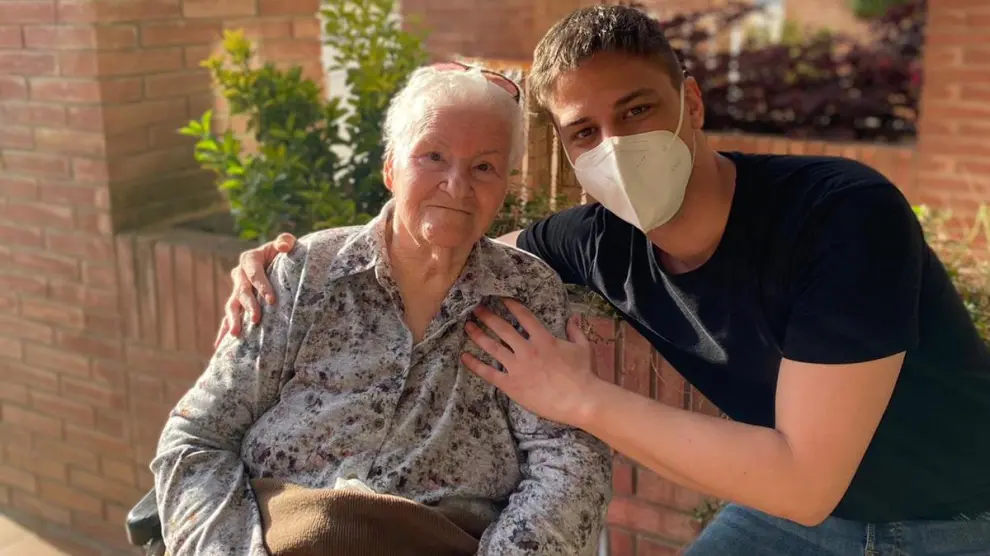 Antonio Lleida con su abuela, María, de 92 años.