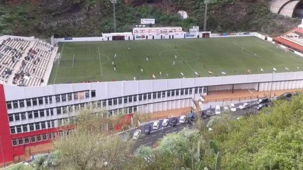 Vista lateral del edificio que alberga en su 'terraza' el estadio de La Palma.