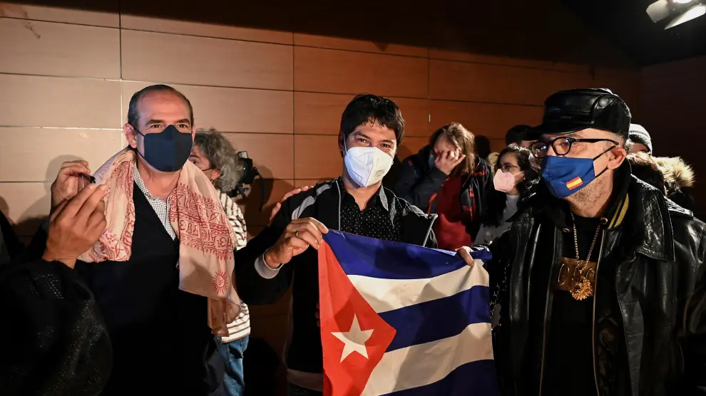 Yunior García (c) muestra la bandera cubana durante la rueda de prensa de este jueves en Madrid.