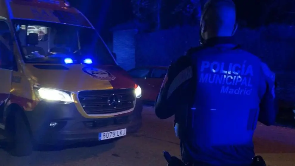 Agentes de la Policía Municipal de Madrid y Samur en el lugar del atropello.