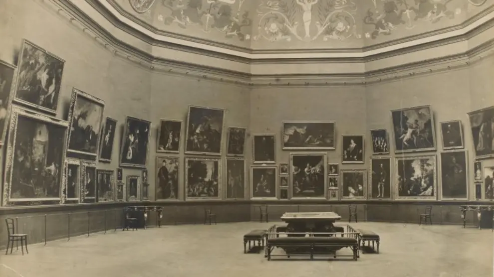 Una vista de las salas interiores del Prado en 1889.