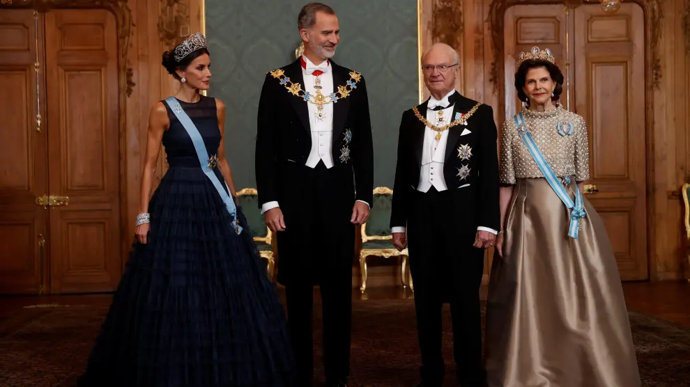 El rey de Suecia Carlos XVI Gustavo y la reina consorte Silvia Renate Sommerlath, acompañados por los reyes Felipe y Letizia, antes de la cena de gala en el Palacio Real de Estoc
