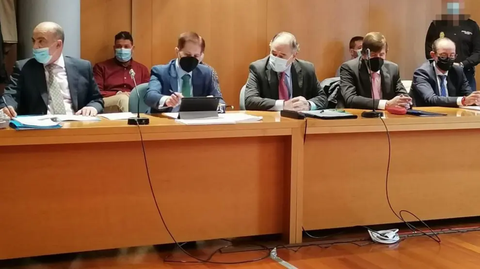 Los acusados del crimen de Javier Ardines detrás de sus abogados durante la última sesión del juicio.