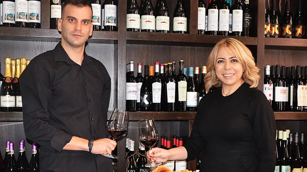 Víctor Martín y Ana Abadías, en el espacio dedicado a los vinos.