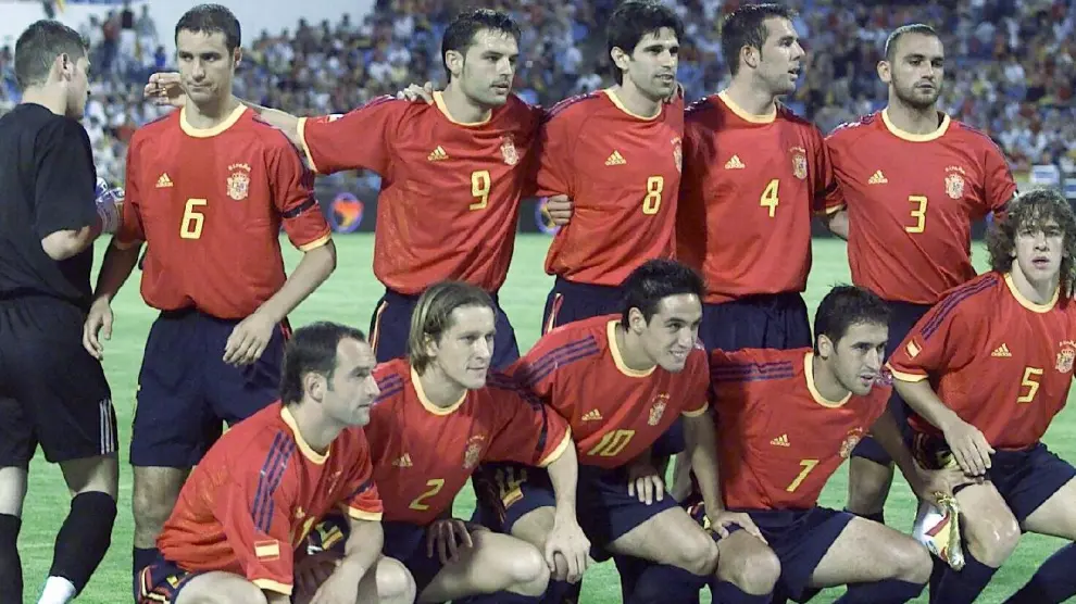La última selección española que jugó en Zaragoza, en junio de 2003, contra Grecia: Casillas, Luis Helguera, Morientes, Valerón, Marchena, Raúl Bravo; Etxeberría, Míchel Salgado, Vicente, Raúl y Puyol, entrenados por Iñaki Sáez.
