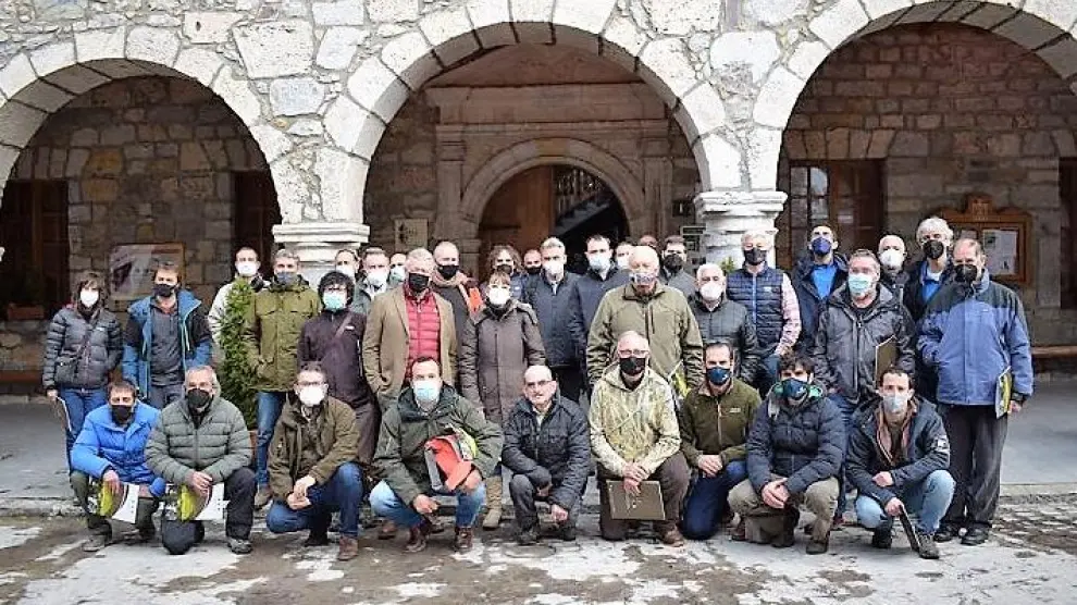 Fotografía de grupo delos participantes en las jornadas técnicas delante del Ayuntamiento de Bielsa.