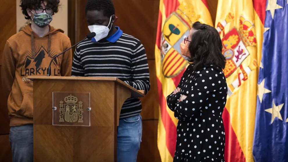 Los alumnos de Atades Ismael Fernández, Alba Cánovas y Jeou Tanjigora, en el homenaje a la Constitución de la Delegación del Gobierno del pasado viernes.