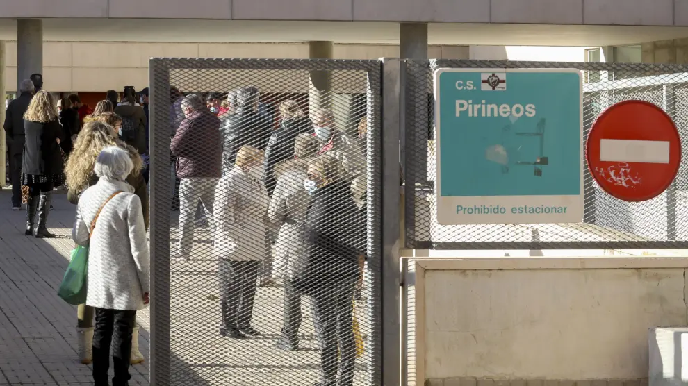 Centros de salud como el de Pirineos, en Huesca, llevan semanas registrando filas por la subida de casos
