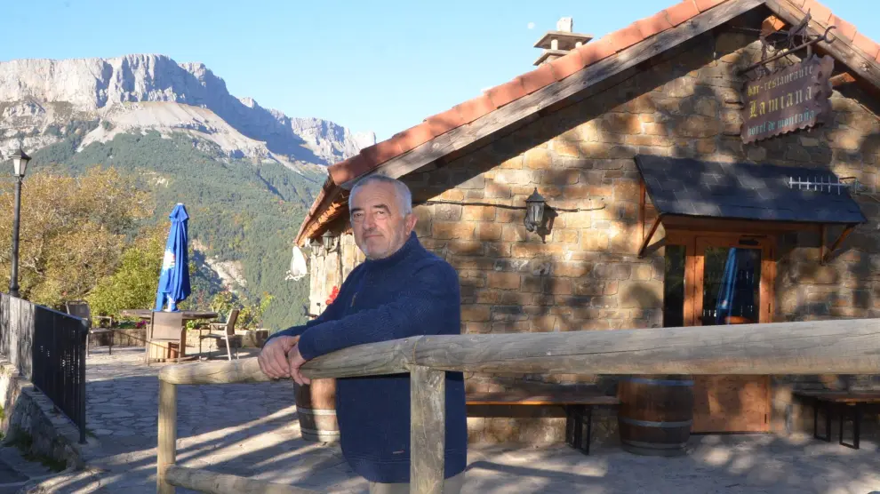 Feliciano Sesé, junto al hotel restaurante de montaña Lamiana.