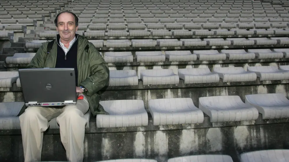 Jesús Riaño, con su ordenador en el estadio de El Sadar.