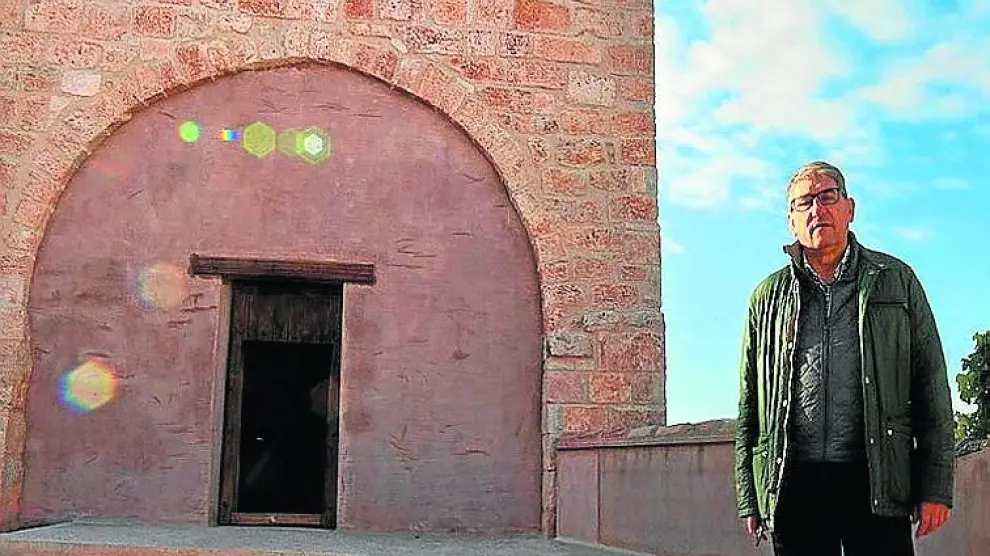 El alcalde del municipio, Alfonso Puertas, junto a la Torre Alba