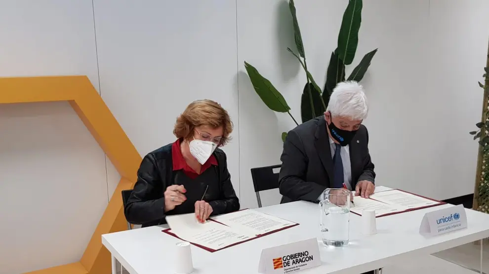 La consejera de Ciudadanía y Derechos Sociales, María Victoria Broto, y el presidente de Unicef Aragón, José Manuel Pomar, este martes en la firma del convenio por el que se acuerda la creación de un Consejo Autonómico de Participación.
