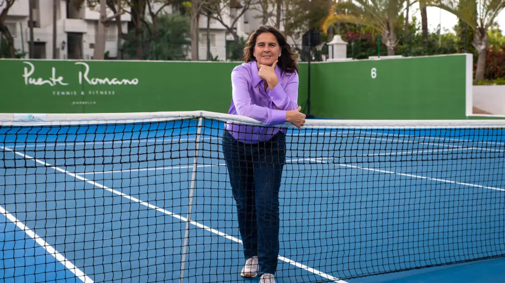 Conchita Martínez posa en el Club de Tenis Puente Romano de Marbella.