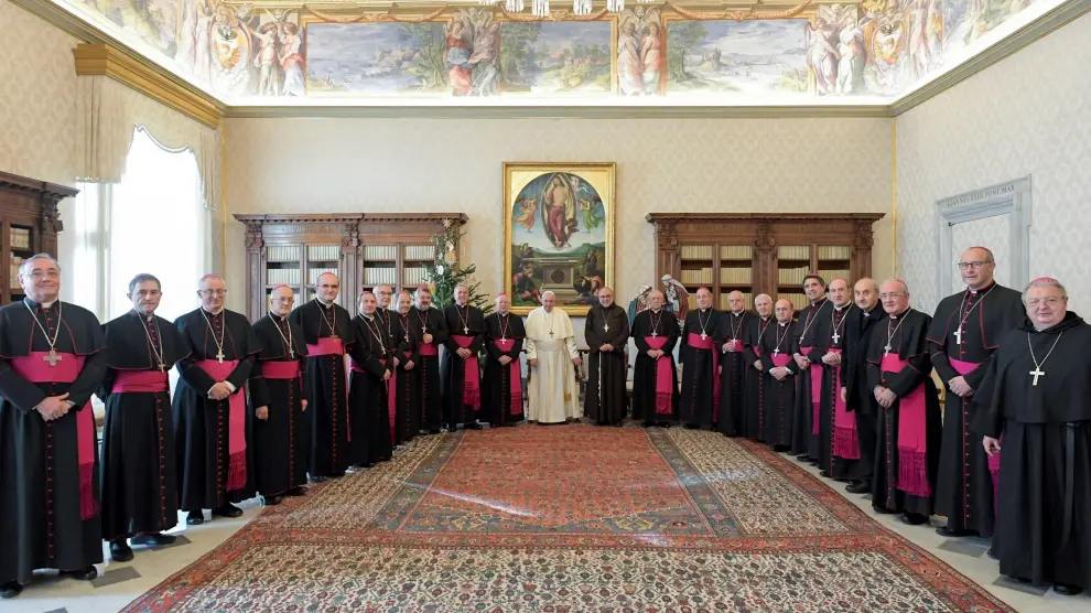 El Papa, en el centro, junto a los obispos que le visitaron este jueves.