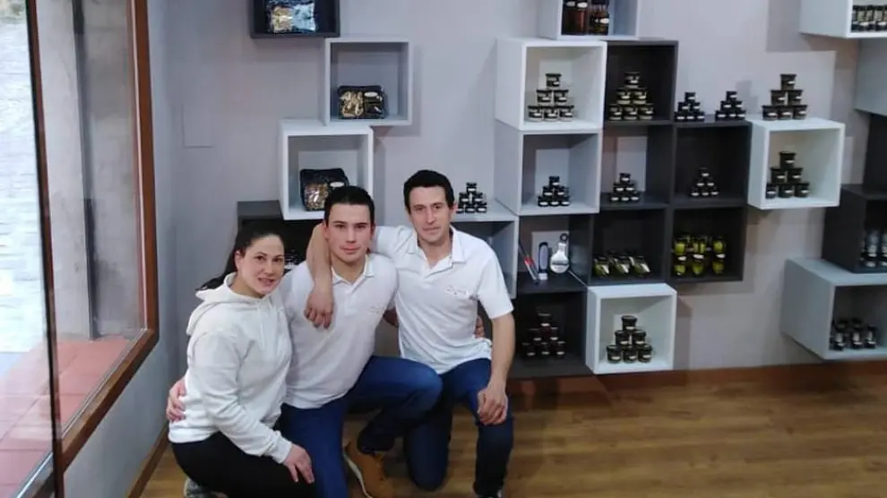 Los hermanos Cristina, Sergio y José Enrique Gil en su establecimiento de Cantavieja.