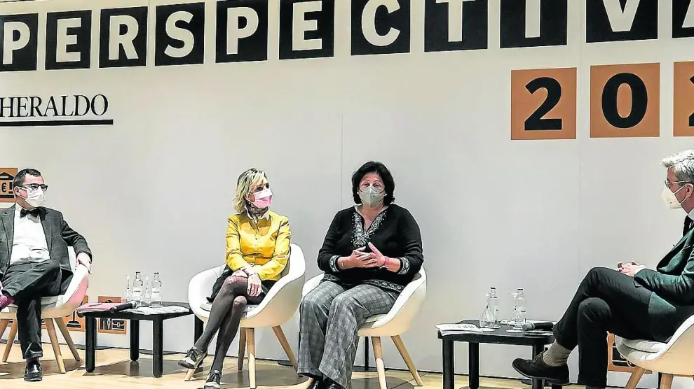 Víctor Orcástegui, Teresa Fernández, María López y Mikel Iturbe, en el debate celebrado en la presentación de ‘Perspectivas 2020’.