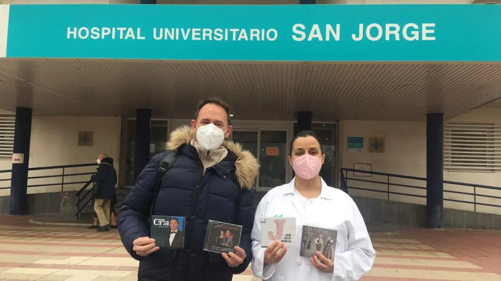 Roberto Ciria, en su entrega de 330 CDs de sus jotas al Hospital Miguel Servet la pasada semana.