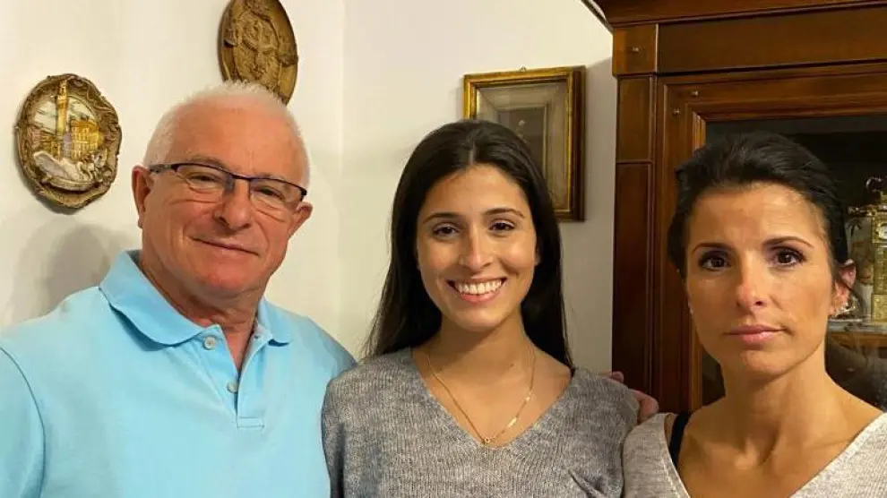 Ángel Ceamanos, emigrante de Atea a Alemania, con su nieta Anabel y su hija Cristina.
