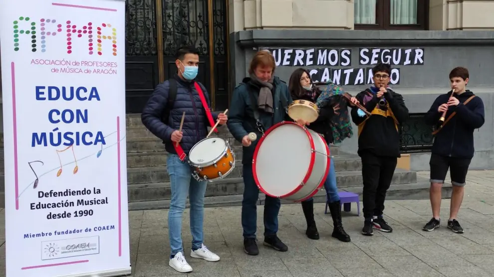 Otro momento de la concentración por una educación musical "digna", celebrada en la plaza de España de Zaragoza.