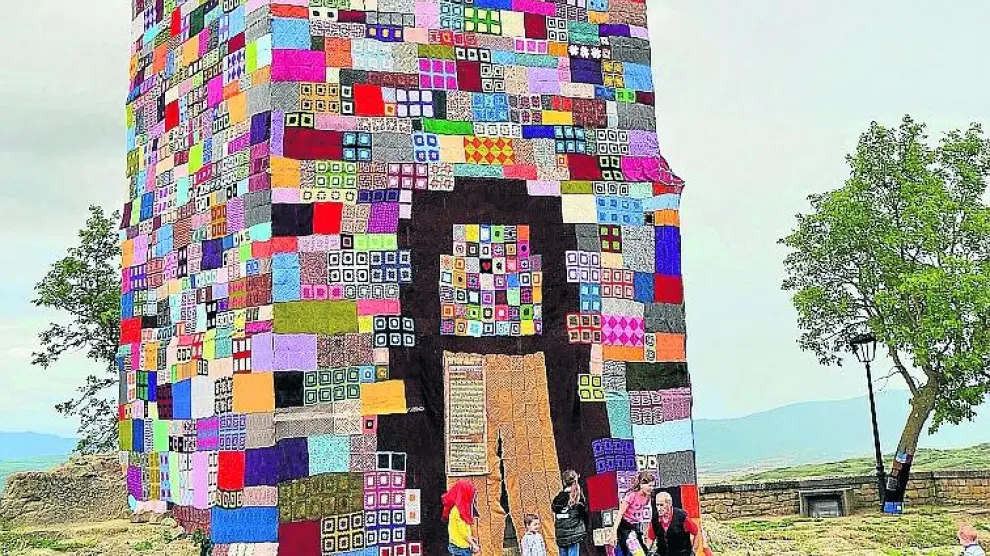 Vista de la Torre del Homenaje de Sos cubierta de tela y lana.