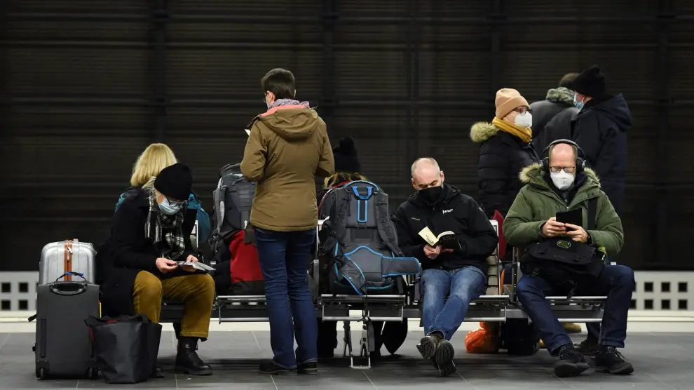Gente sentada en la estación central de Berlín.