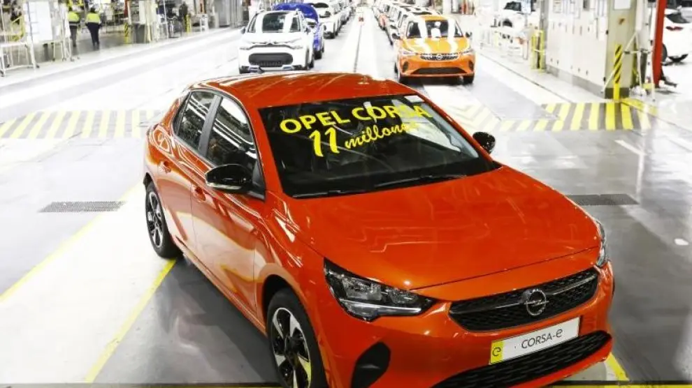 Imagen del Corsa 11 millones fabricado en Figueruelas, un modelo eléctrico, en la cadena de montaje.
