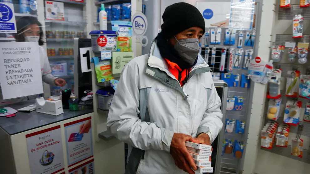 Un hombre compra test de antígenos en una farmacia en Madrid