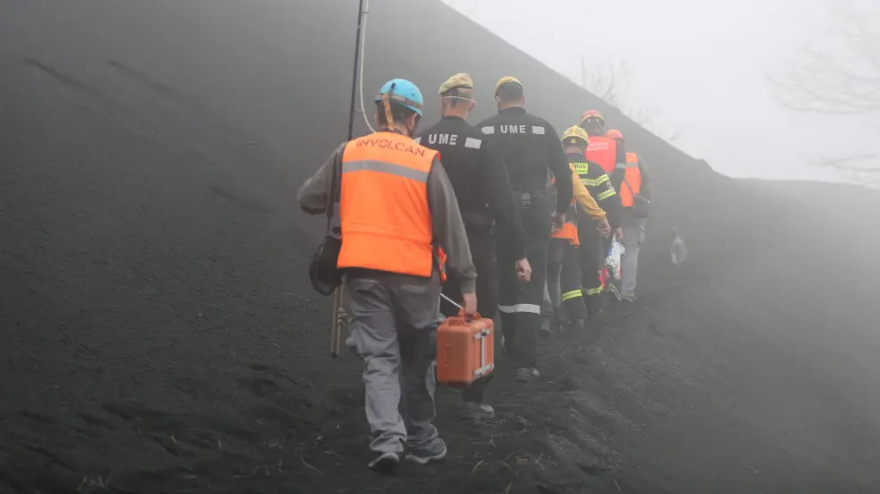 Varios bomberos acceden a una de las zonas restringidas de La Palma El Pilar, afectada por la erupción del volcán de Cumbre Vieja,