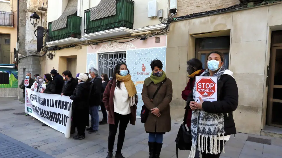 Ana, en primer plano, junto a los miembros de la Plataforma de Afectados por la Hipoteca de Huesca que se han concentrado en protesta por su desahucio.