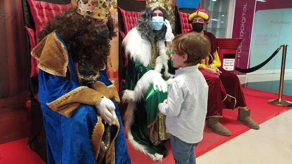 El pequeño Iker entrega su carta a los Reyes en El Caracol.