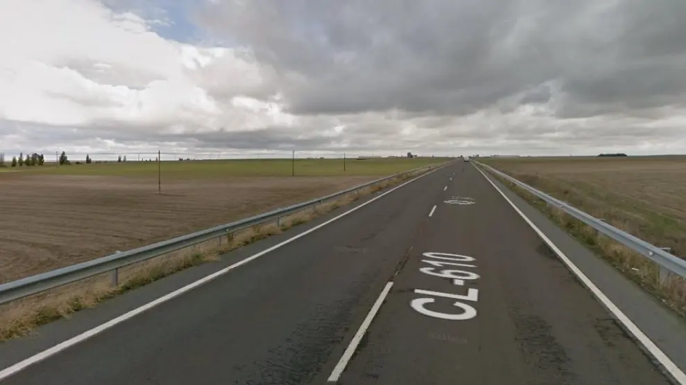 CL-610 entre Peñaranda y Paradinas de San Juan, Salamanca, donde apareció el coche accidentado.
