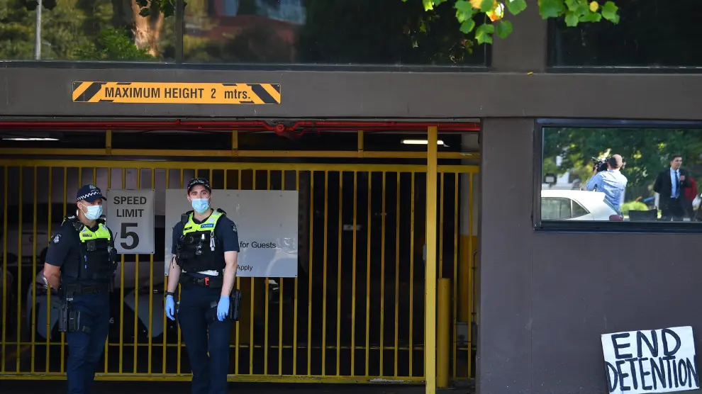 Policías australianos, delante del hotel donde está confinado Djokovic. AUSTRALIA TENNIS NOVAK DJOKOVIC VISA