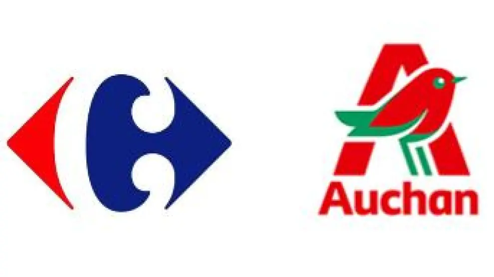Logotipos de las cadenas francesas Carrefour y Auchan.