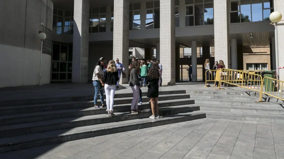 Jóvenes en la entrada de la Facultad de Derecho de la Universidad de Zaragoza, en una imagen de archivo.