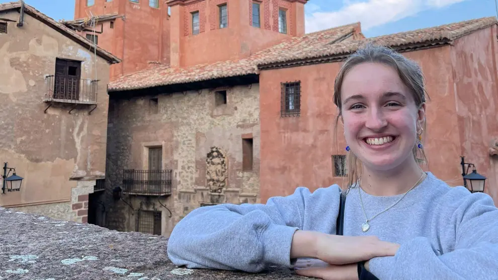 La joven británica Ana Hill, en una visita que hizo a la localidad turolense de Albarracín.