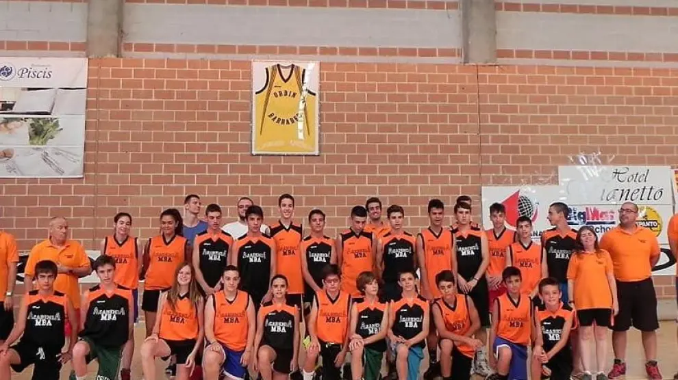 Pablo Sole Canales participó en los campus de verano del Club Baloncesto Monzón (en la imagen, el tercero por la derecha de la fila de abajo).