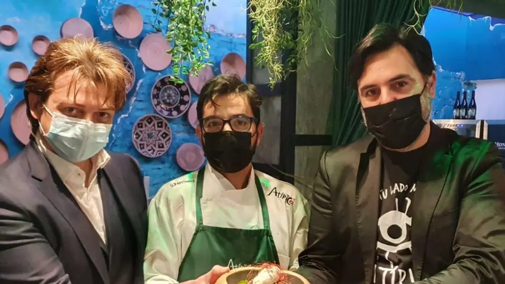 El doctor Antonio Oliveros, con el chef de Atipico, Óscar Ferrández, y el gerente del local, David Álvarez muestran el Plato de la memoria
