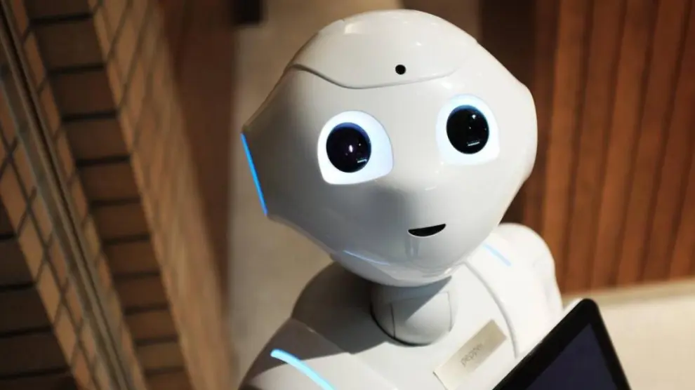 Robot Pepper con una expresión facial entre atenta y curiosa.