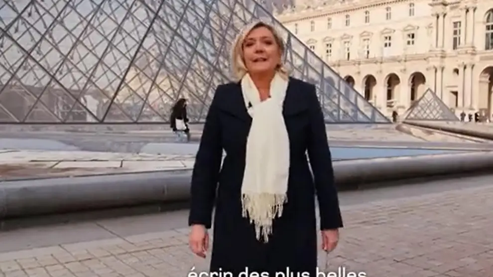 Marine Le Pen, frente al Louvre, en su vídeo para la campaña electoral de Francia.