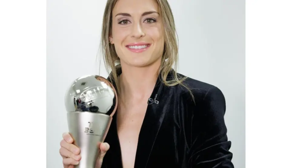 La jugadora del F.C. Barcelona Alexia Putellas con el premio The Best.