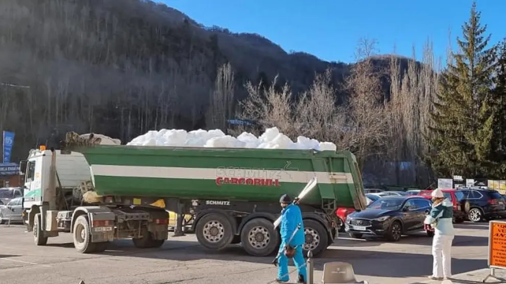 Uno de los camiones que trasladó nieve desde el balneario a la estación de esquí.