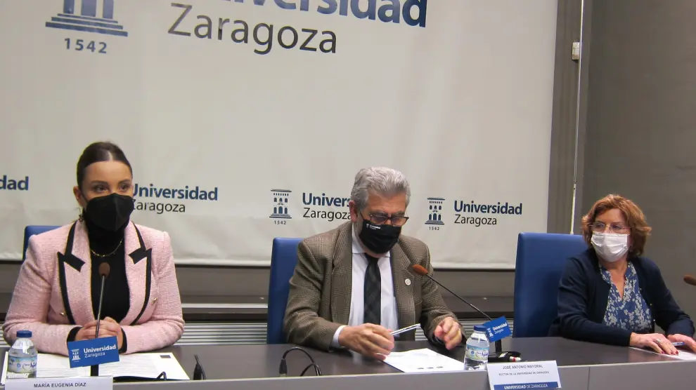 Las consejeras del Gobierno de Aragón, Maru Díaz y María Victoria Broto, con el rector de la Universidad de Zaragoza, José Antonio Mayoral.