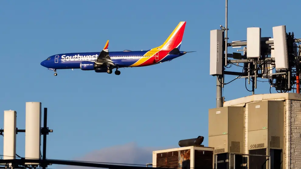 Un avión de Southwest Airlines, a punto de aterrizar en el aeropuerto de La Guardia (Nueva York), con antenas de telefonía en los edificios cercanos.