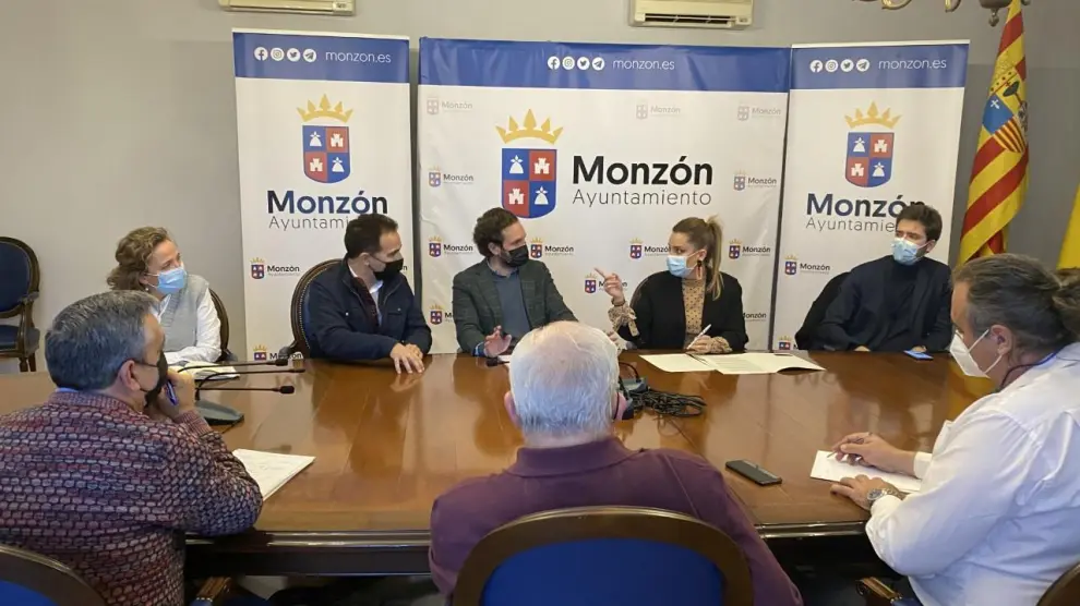 Reunión en el Ayuntamiento de Monzón con la consejera Maru Díaz y representantes municipales y empresariales, este martes.