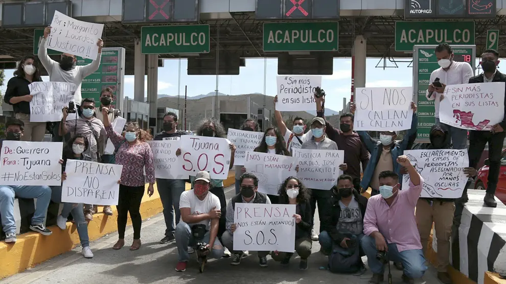 Periodistas de diferentes medios de comunicación protestan en México por los crímenes contra la prensa.