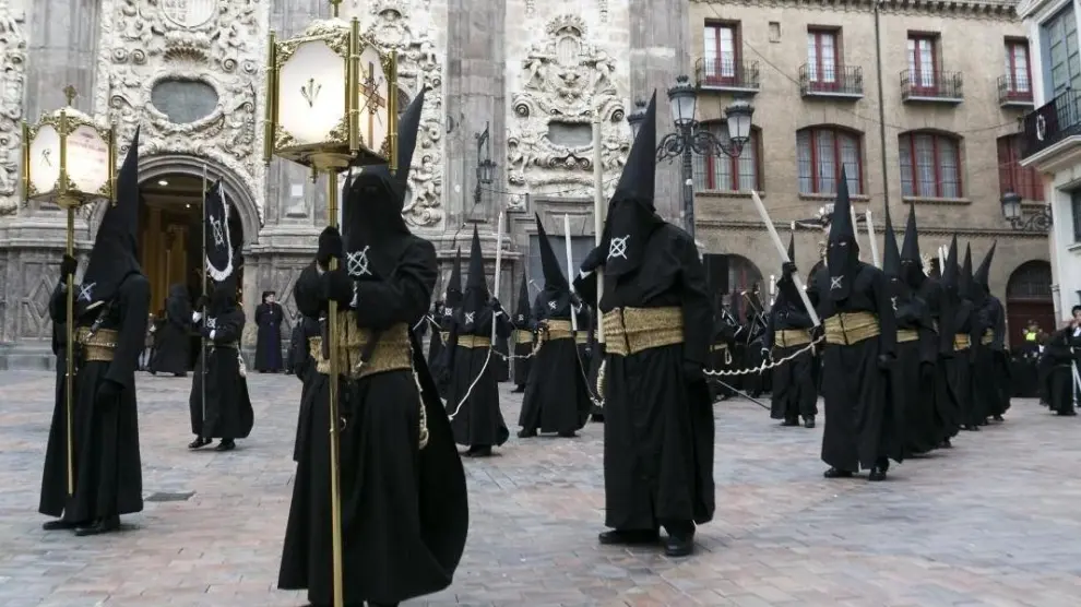 Procesión del Santo Entierro en Zaragoza durante la Semana Santa del 2019.