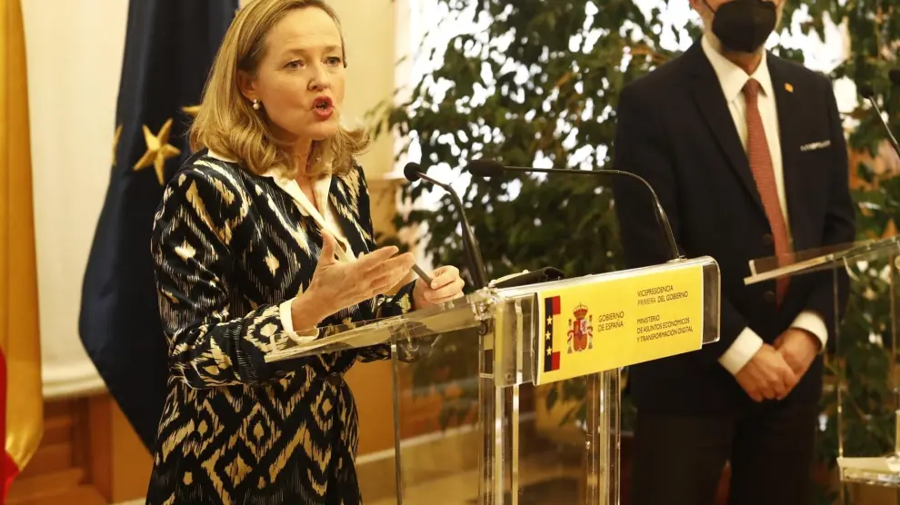 Nadia Calviño, acompañada del presidente del Gobierno de Aragón, en la sede del Ejecutivo autonomico.