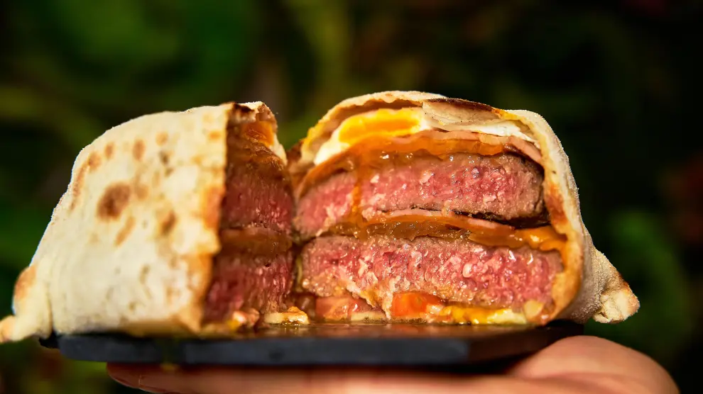 La pizzaburger de Distrito 37 lleva dos hamburguesas de La Finca.