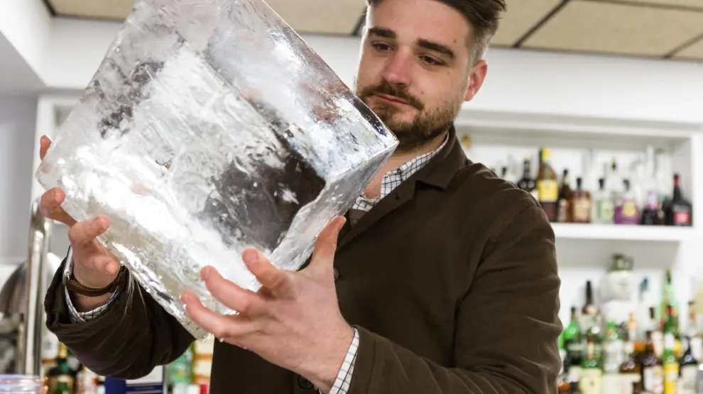 Jorge Lahuerta, con un bloque de hielo cristalino de elaboración casera.
