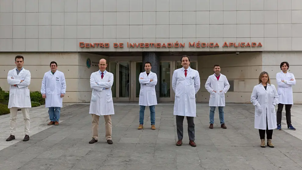 Los doctores Fernando Lecanda y Rafael Martínez-Monge, en el centro, con los profesionales del Cima que han participado en la investigación.